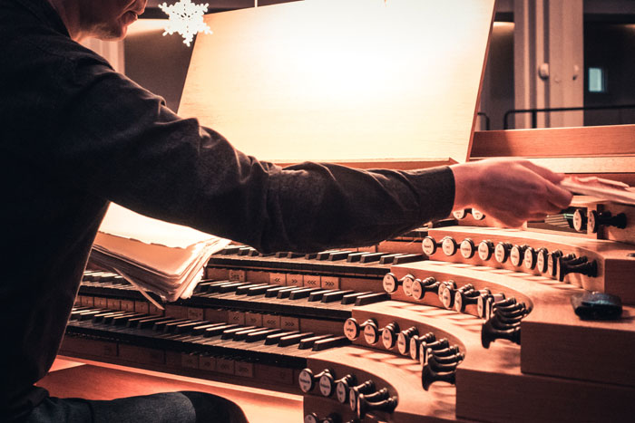 organ-player_small